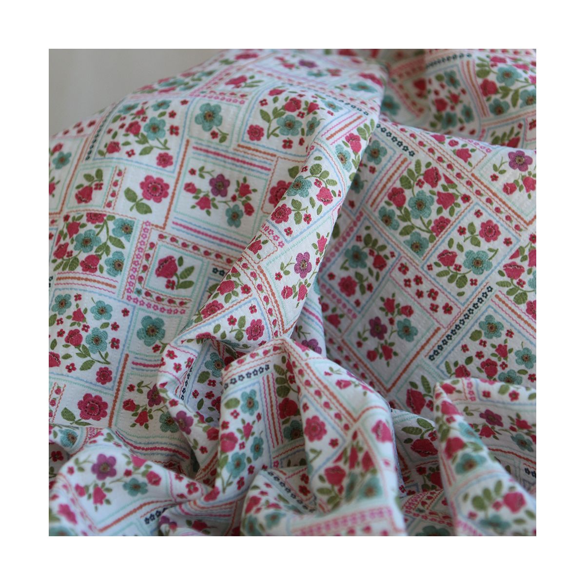 Elsie - Tissu coton piqué léger texturé fleuri effet patchwork