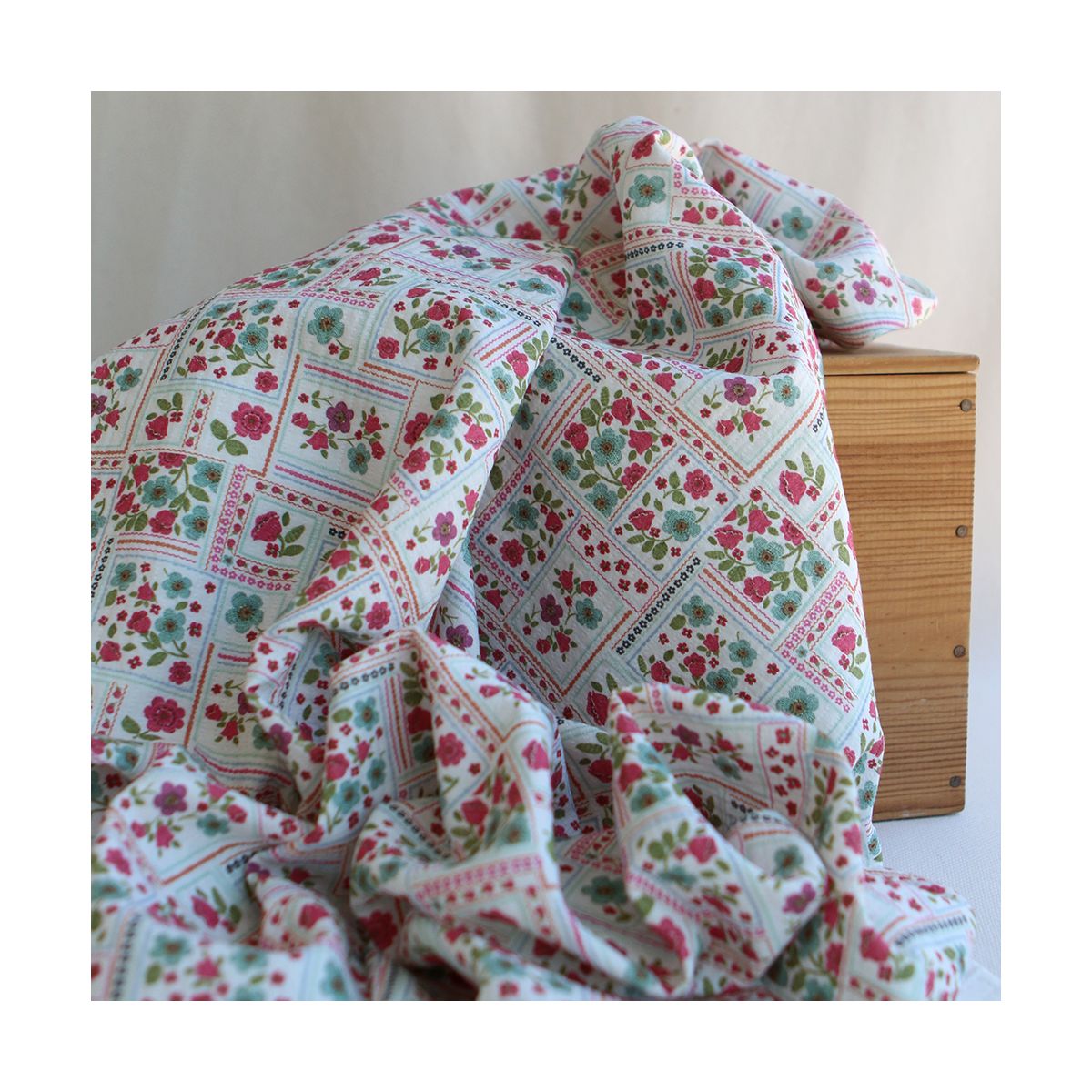 Elsie - Tissu coton piqué léger texturé fleuri effet patchwork