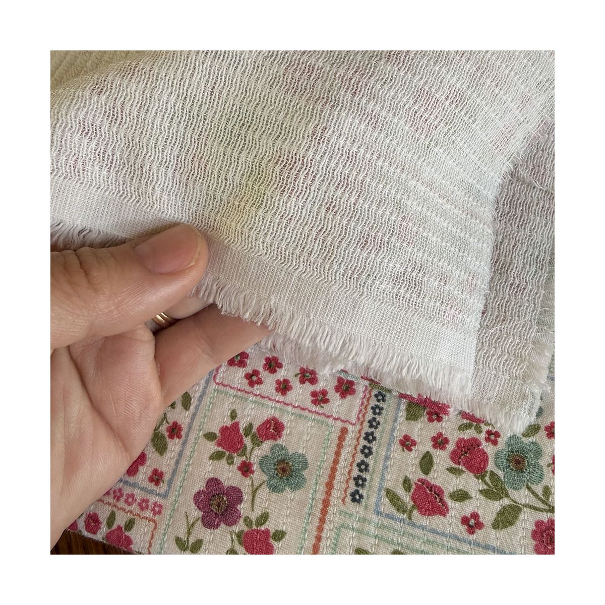 Elsie - Tissu coton piqué léger texturé fleuri effet patchwork