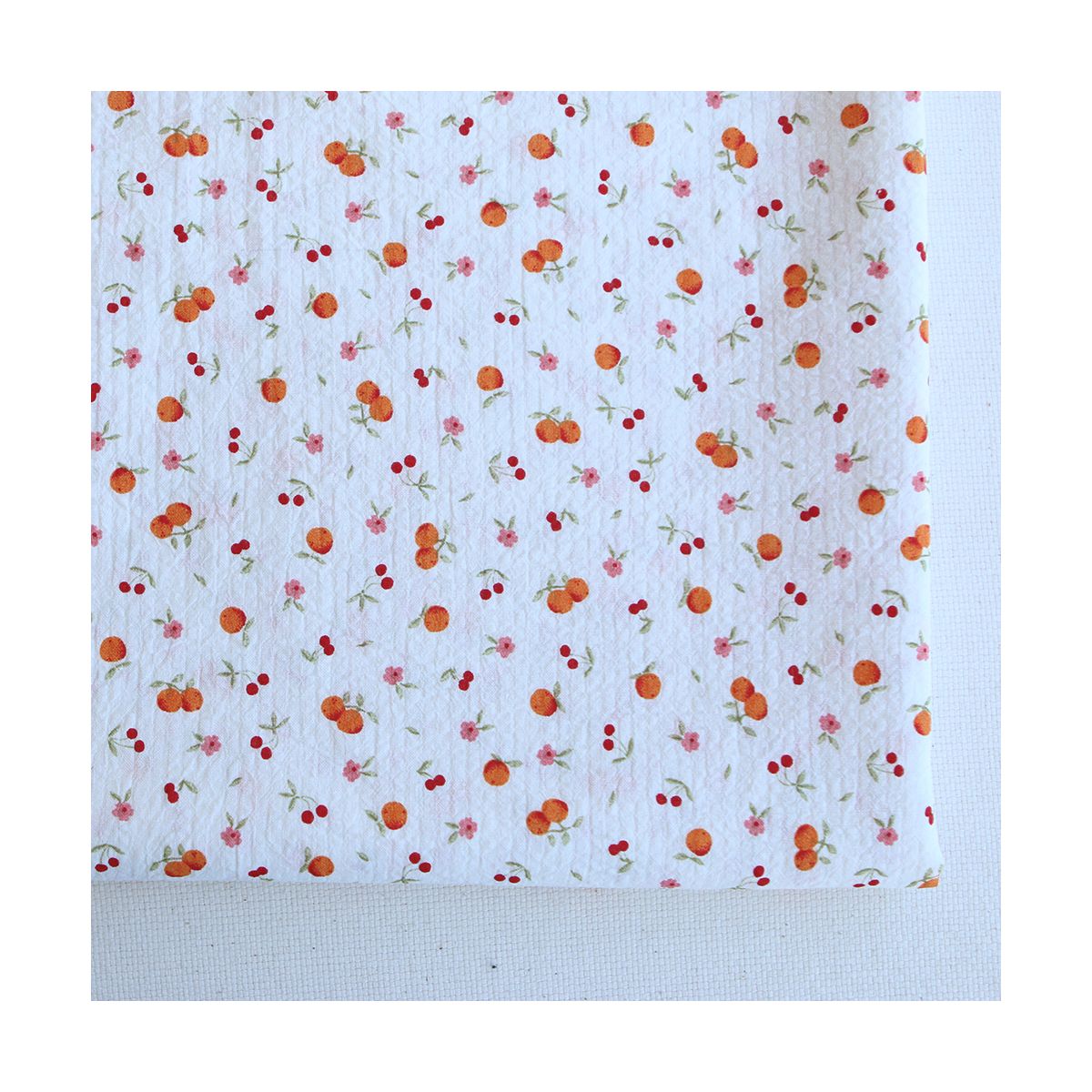 Clementine - Seersucker / Coton gaufré doux fond blanc cassé petites fleurs et fruits