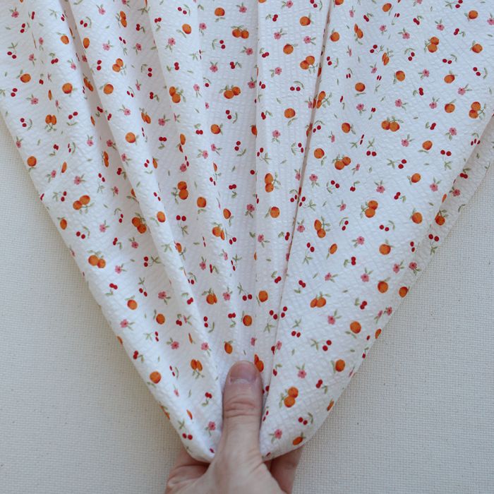 Clementine - Seersucker / Coton gaufré doux fond blanc cassé petites fleurs et fruits
