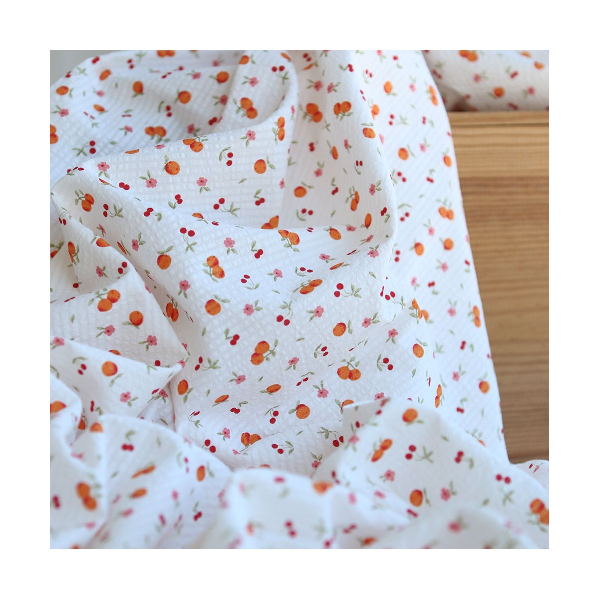 Clementine - Seersucker / Coton gaufré doux fond blanc cassé petites fleurs et fruits