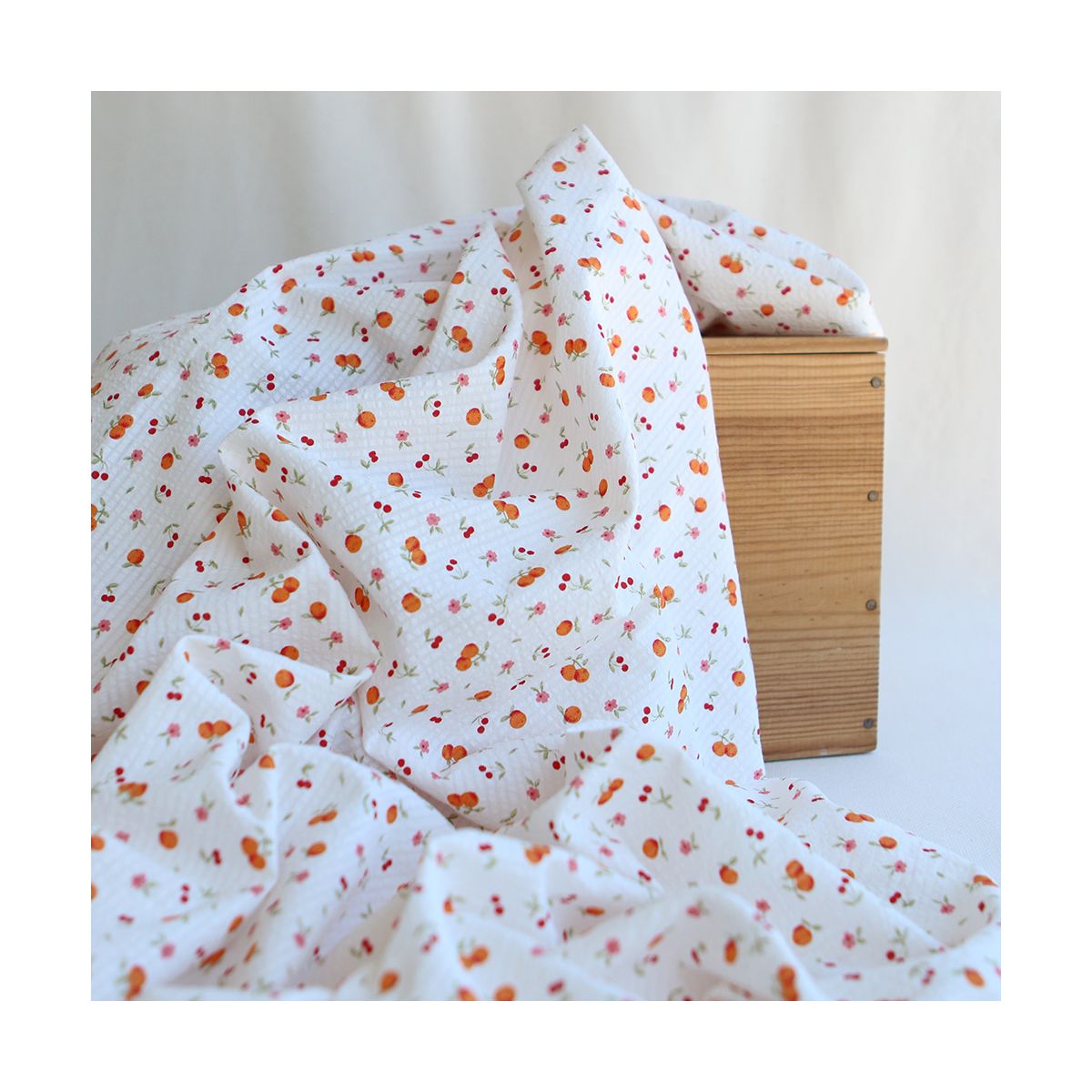 Clementine - Seersucker / Coton gaufré doux fond blanc cassé petites fleurs et fruits