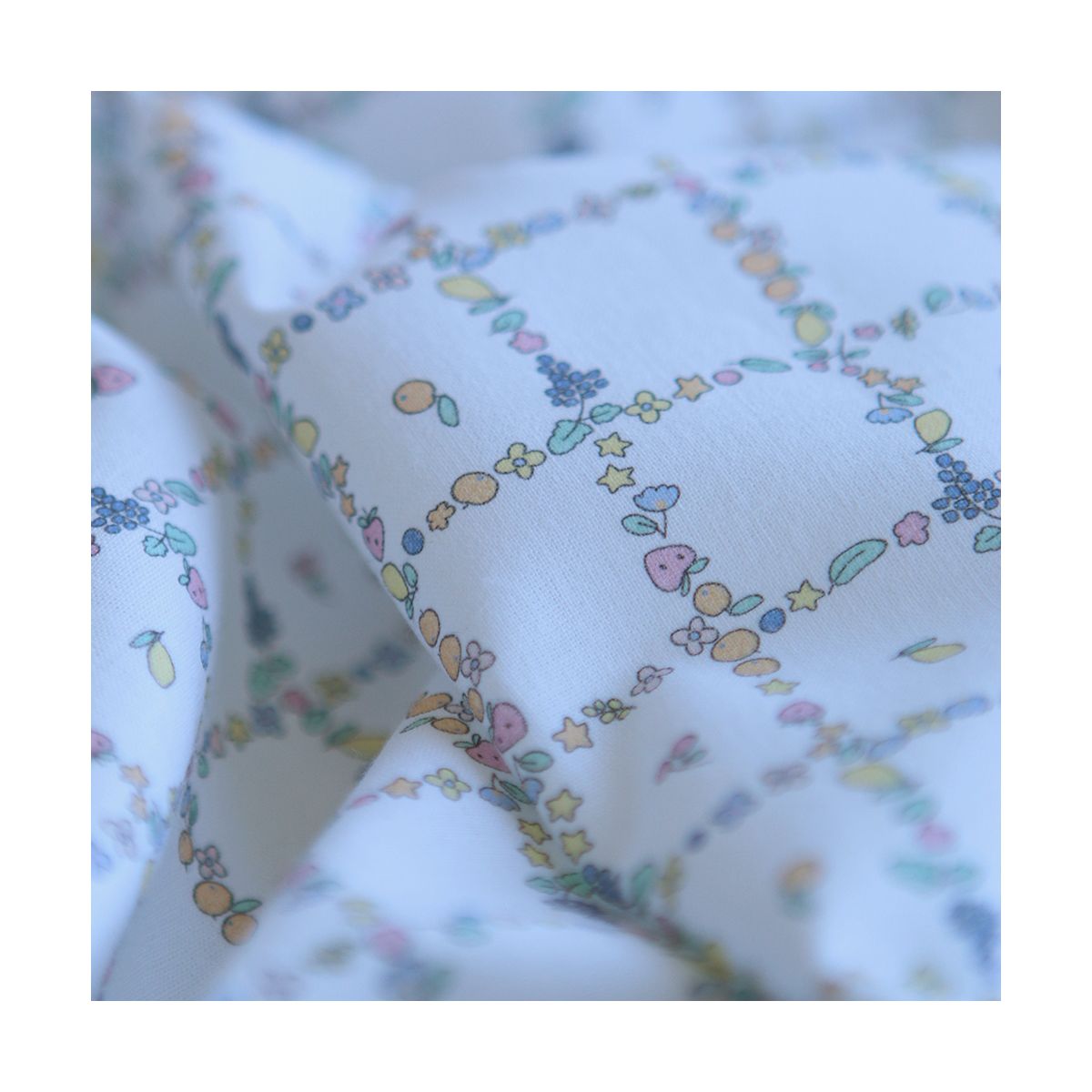 Sofia - Popeline de coton BIO douce qualité SWEET lait quadrillage mini fruits pastel