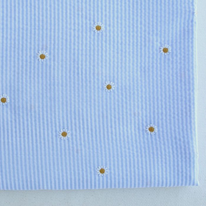 Seersucker / Coton gaufré rayé blanc et bleu ciel broderie marguerite