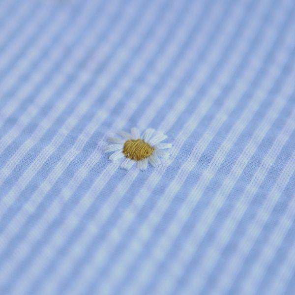 Seersucker / Coton gaufré rayé blanc et bleu ciel broderie marguerite 2