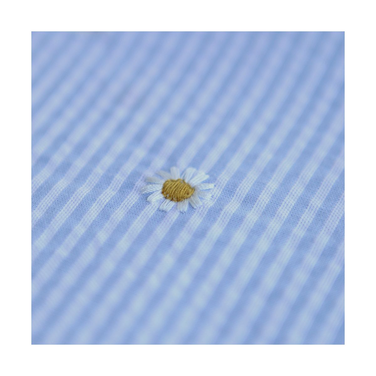 Seersucker / Coton gaufré rayé blanc et bleu ciel broderie marguerite
