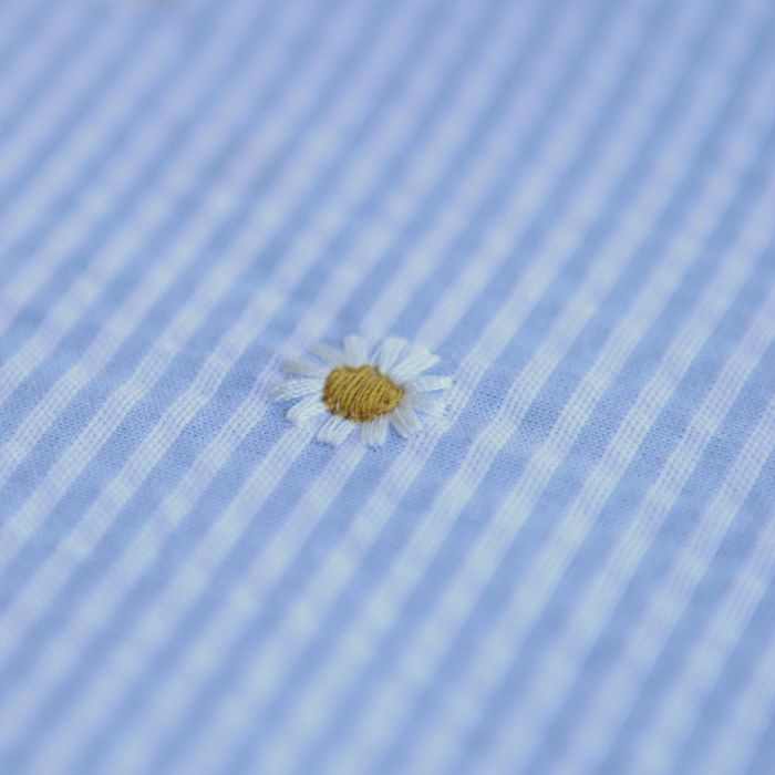 Seersucker / Coton gaufré rayé blanc et bleu ciel broderie marguerite