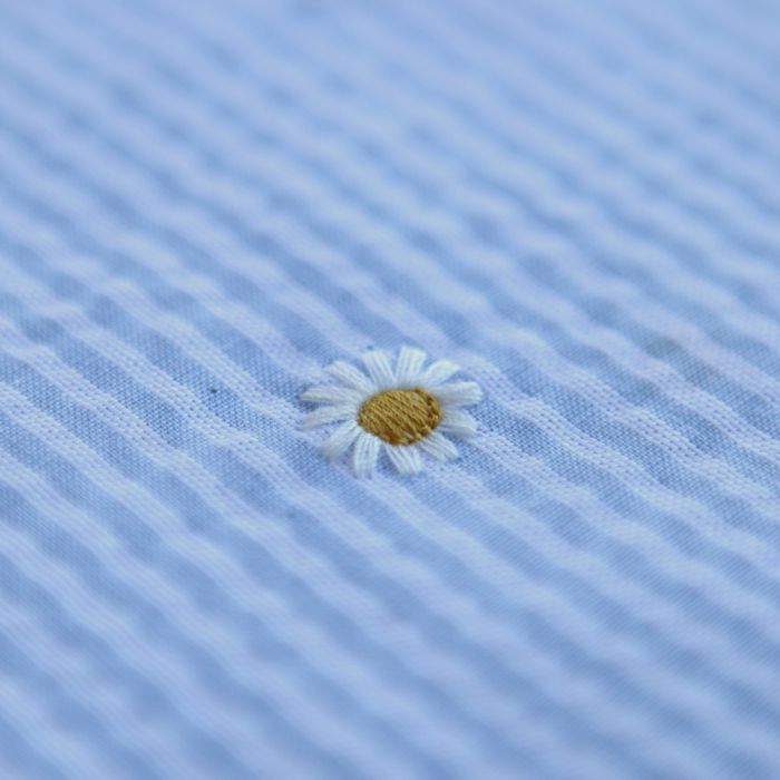 Seersucker / Coton gaufré rayé blanc et bleu ciel broderie marguerite