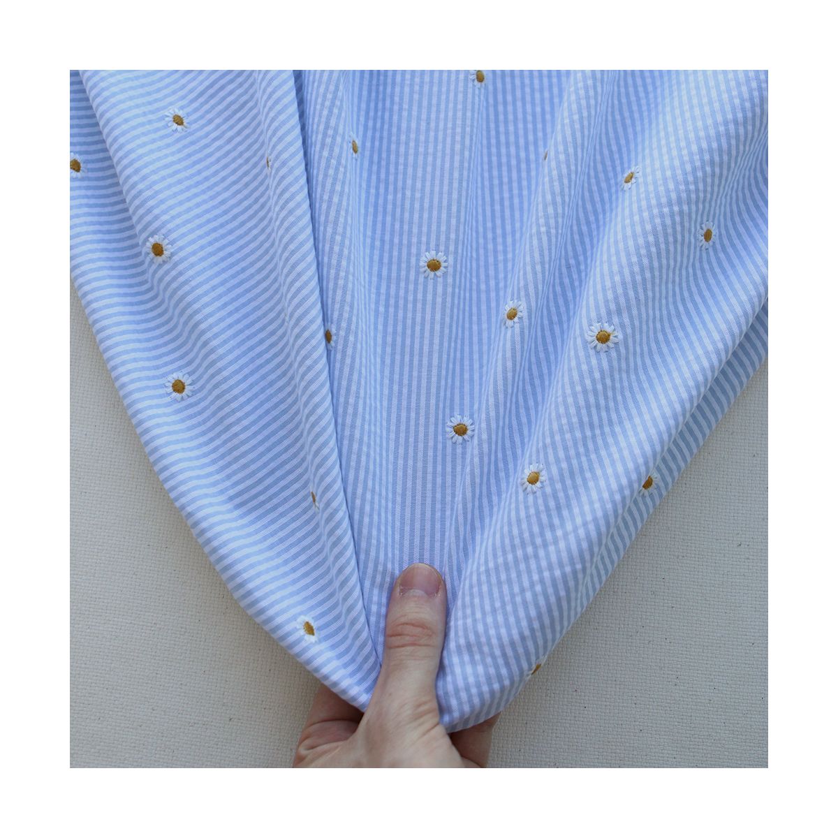 Seersucker / Coton gaufré rayé blanc et bleu ciel broderie marguerite