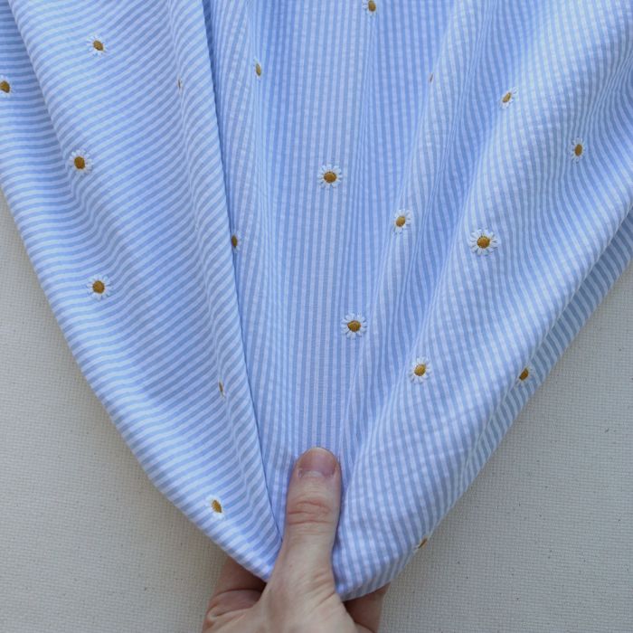 Seersucker / Coton gaufré rayé blanc et bleu ciel broderie marguerite