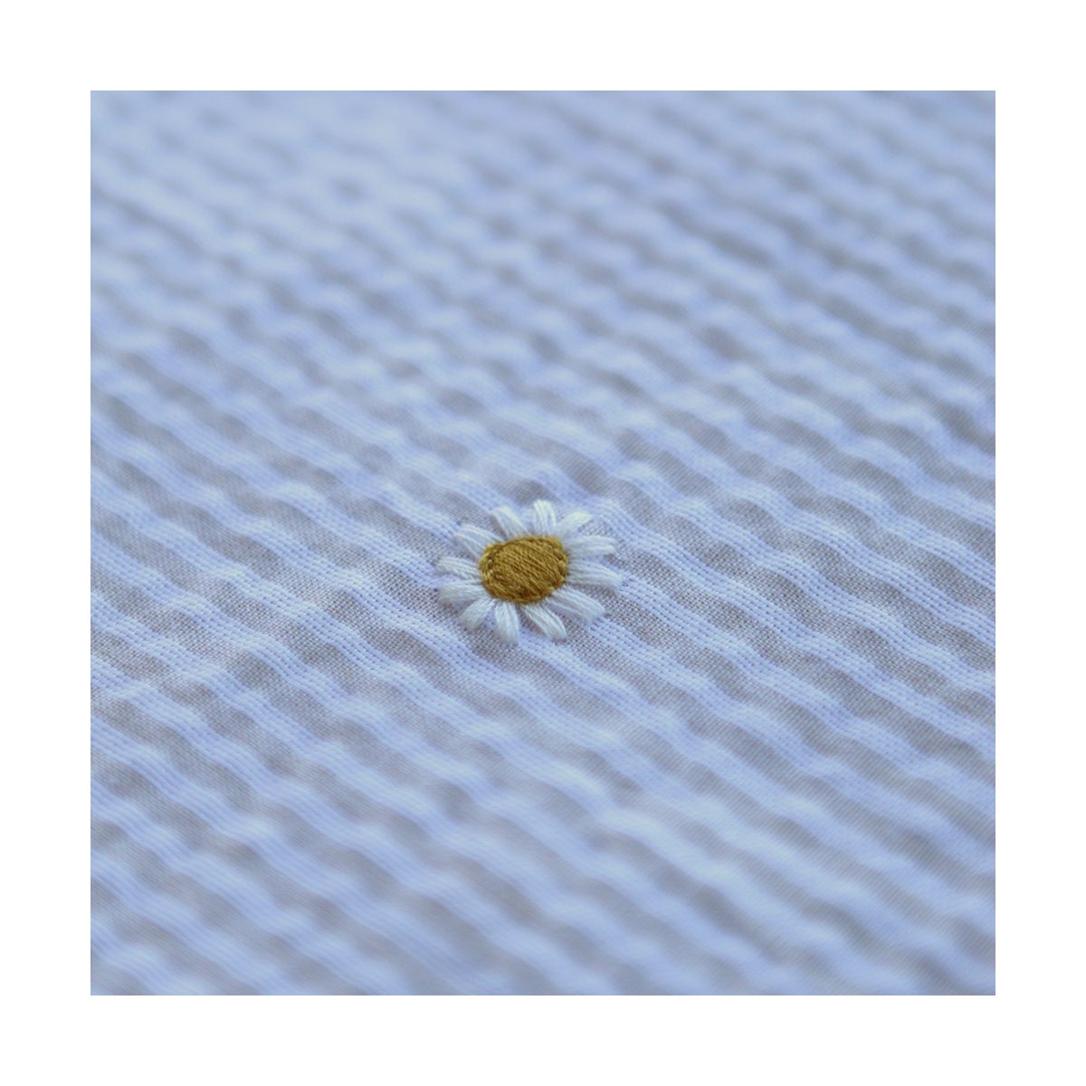 Seersucker / Coton gaufré rayé blanc et beige sable broderie marguerite