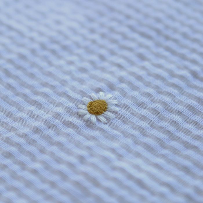 Seersucker / Coton gaufré rayé blanc et beige sable broderie marguerite