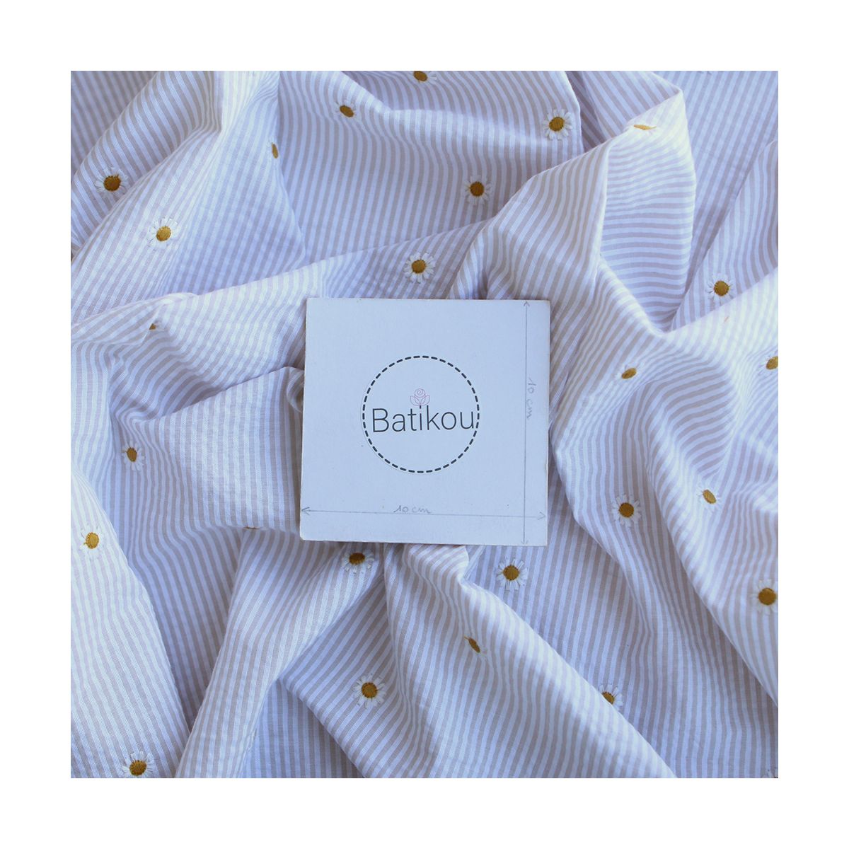 Seersucker / Coton gaufré rayé blanc et beige sable broderie marguerite