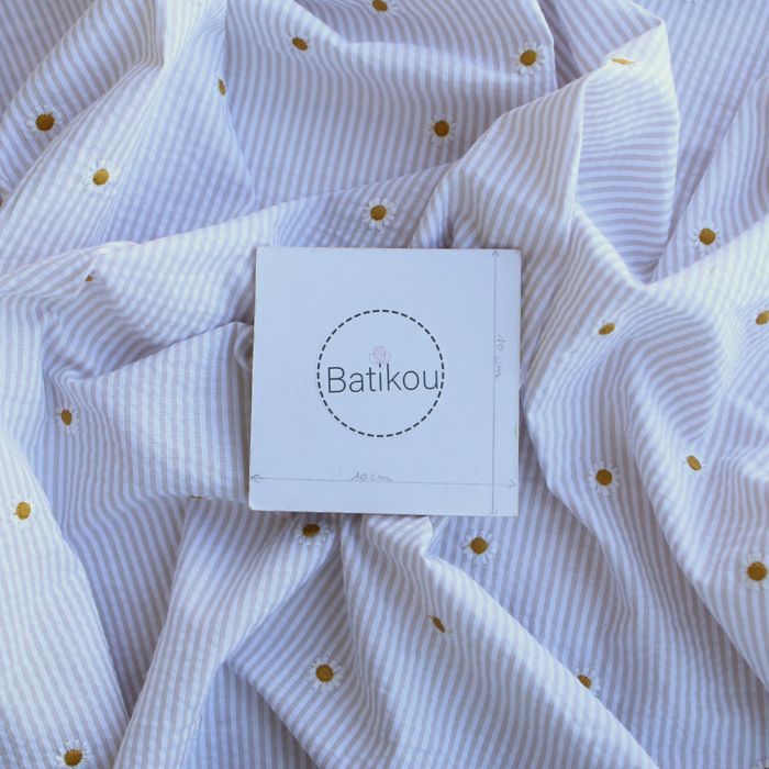 Seersucker / Coton gaufré rayé blanc et beige sable broderie marguerite