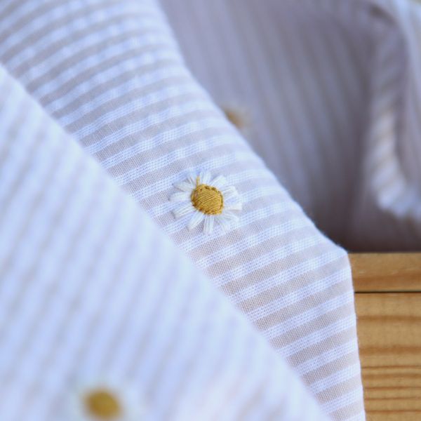 Seersucker / Coton gaufré rayé blanc et beige sable broderie marguerite 2