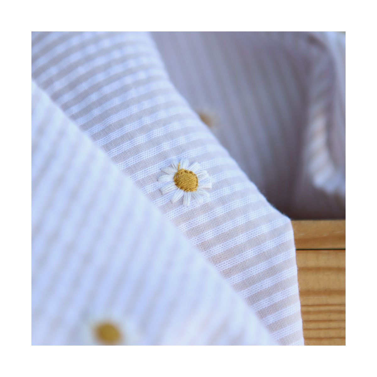 Seersucker / Coton gaufré rayé blanc et beige sable broderie marguerite