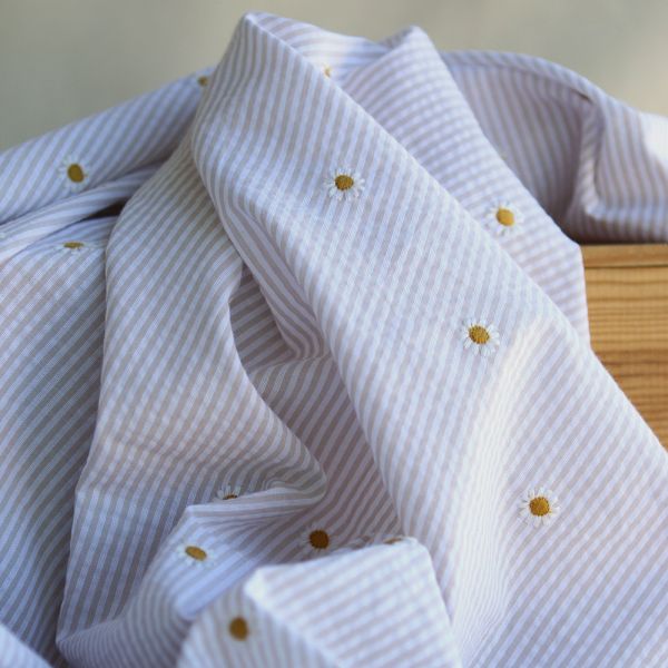 Seersucker / Coton gaufré rayé blanc et beige sable broderie marguerite
