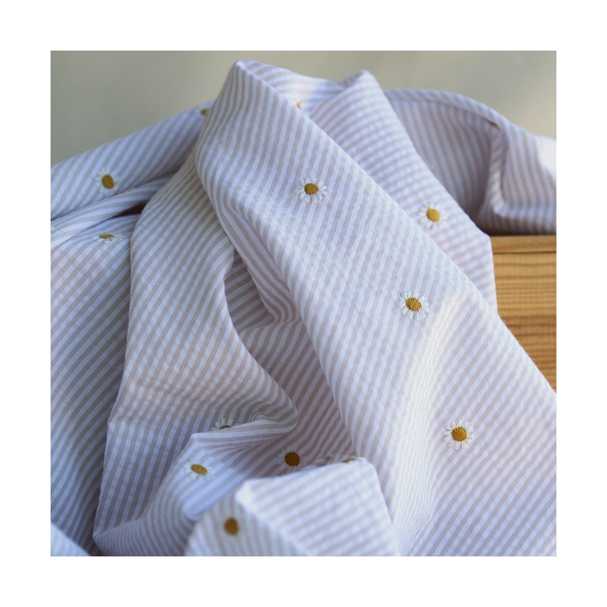 Seersucker / Coton gaufré rayé blanc et beige sable broderie marguerite