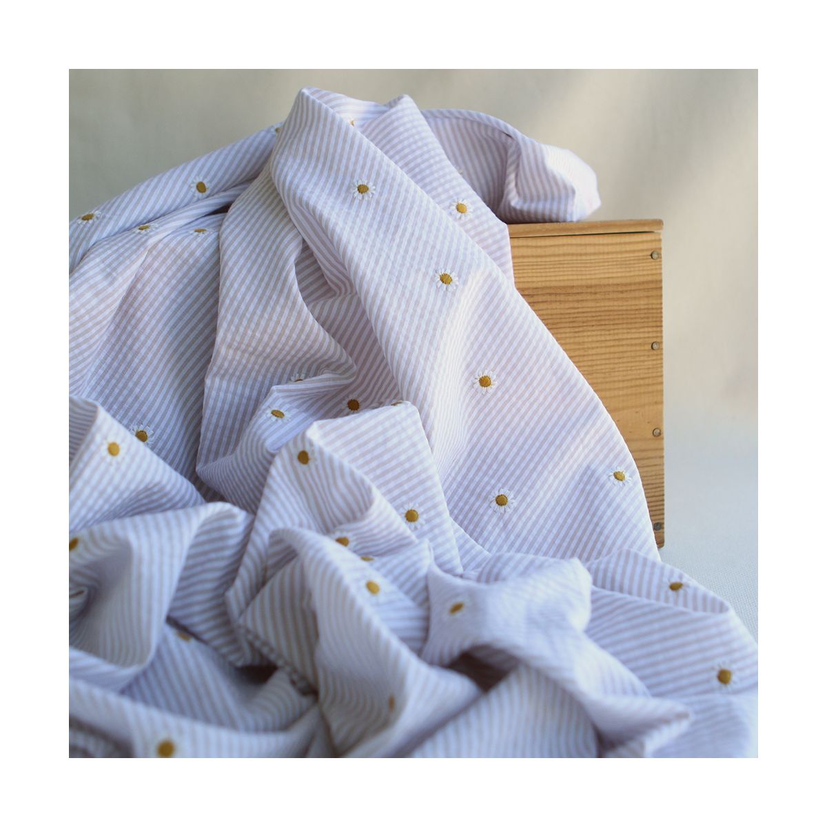 Seersucker / Coton gaufré rayé blanc et beige sable broderie marguerite