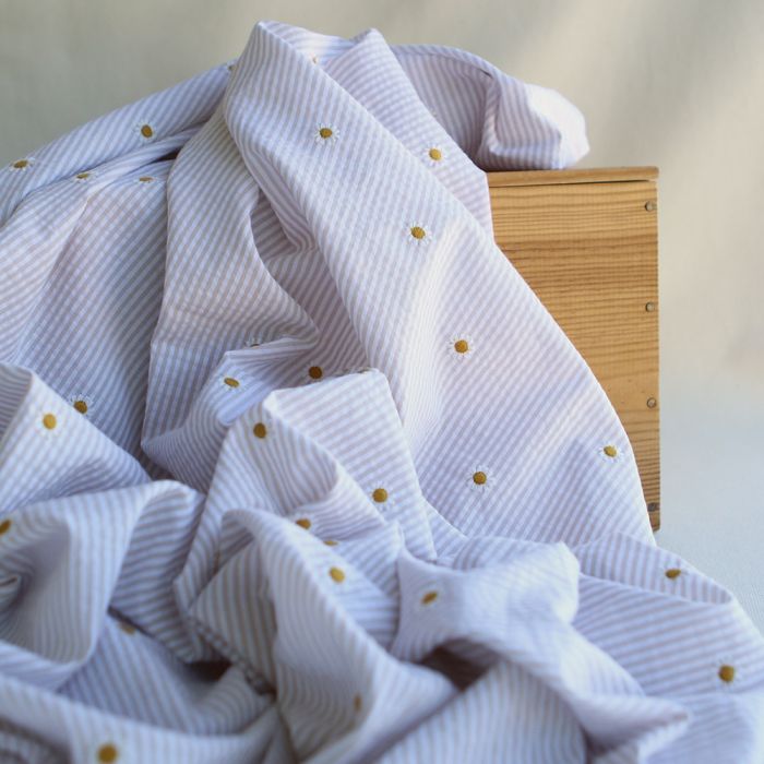 Seersucker / Coton gaufré rayé blanc et beige sable broderie marguerite