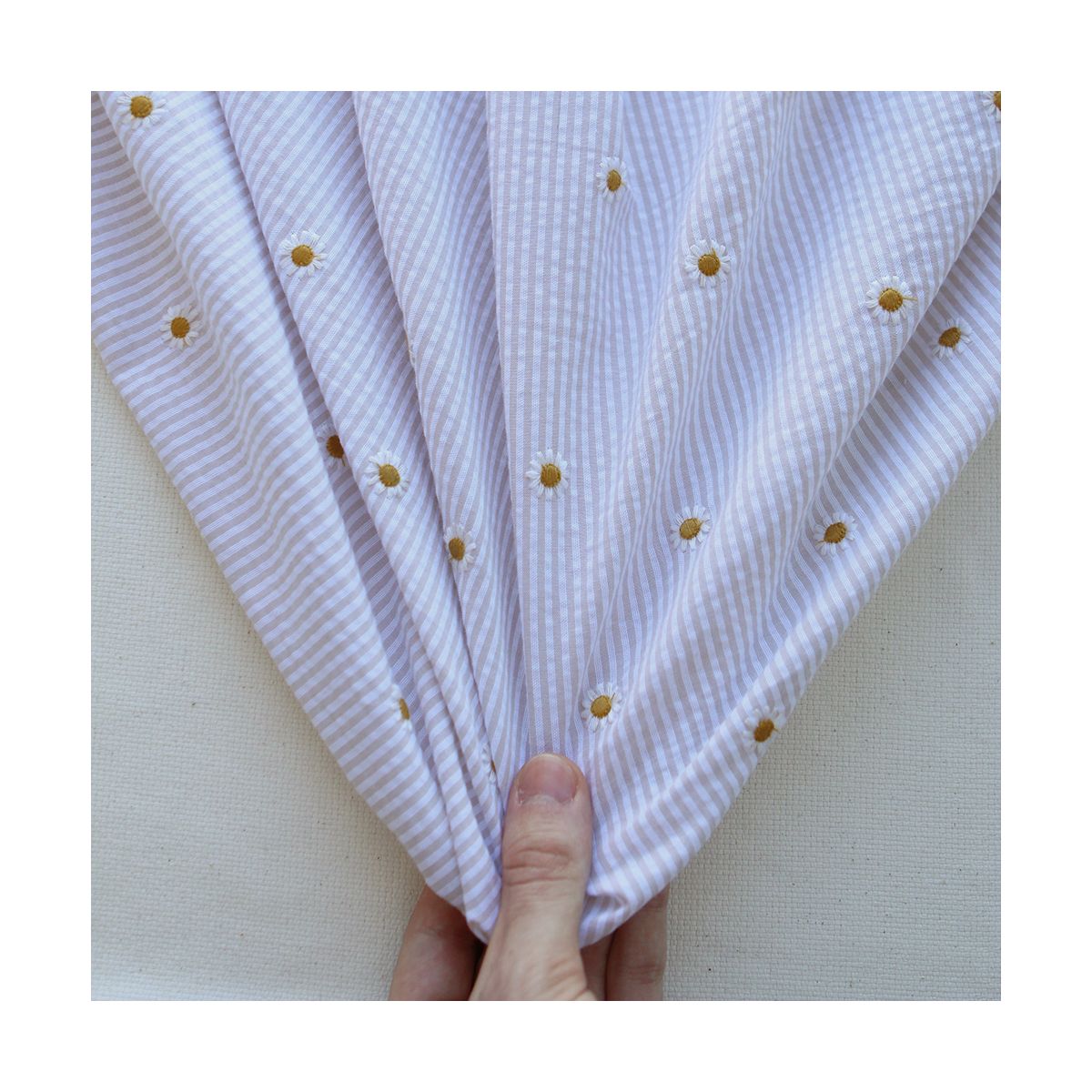 Seersucker / Coton gaufré rayé blanc et beige sable broderie marguerite