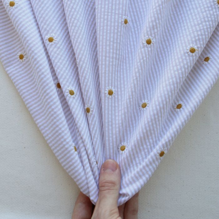 Seersucker / Coton gaufré rayé blanc et beige sable broderie marguerite