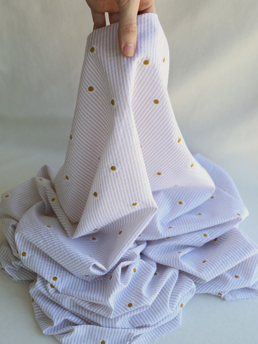 Seersucker / Coton gaufré rayé blanc et beige sable broderie marguerite