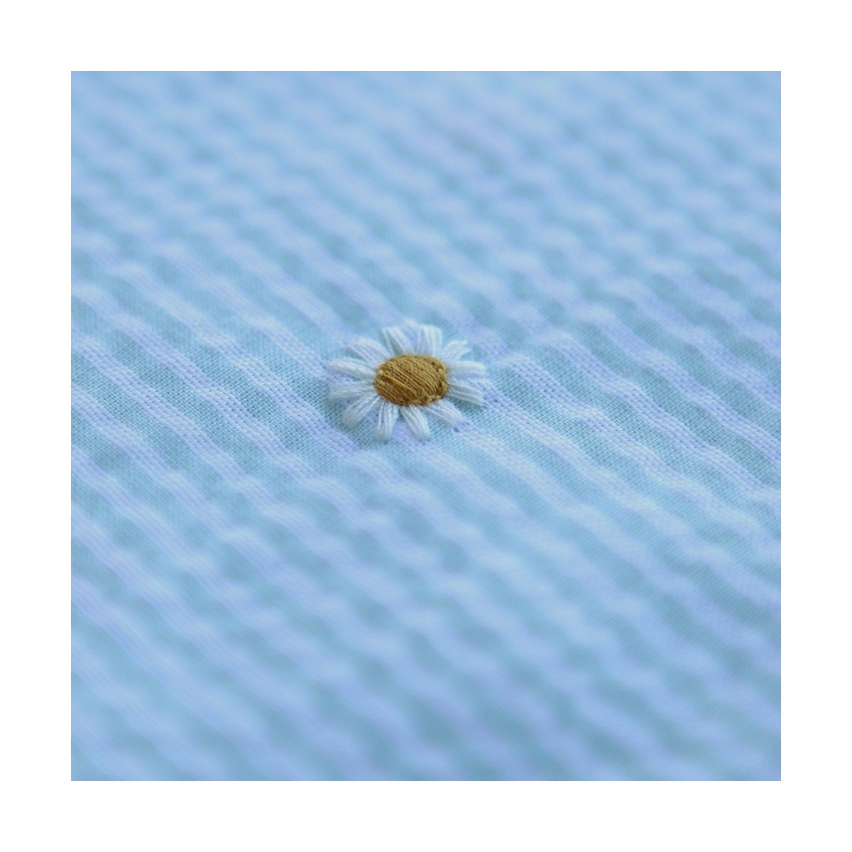 Seersucker / Coton gaufré rayé blanc et vert d'eau broderie marguerite