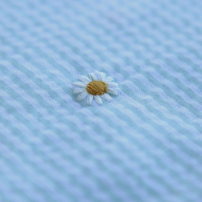 Seersucker / Coton gaufré rayé blanc et vert d'eau broderie marguerite