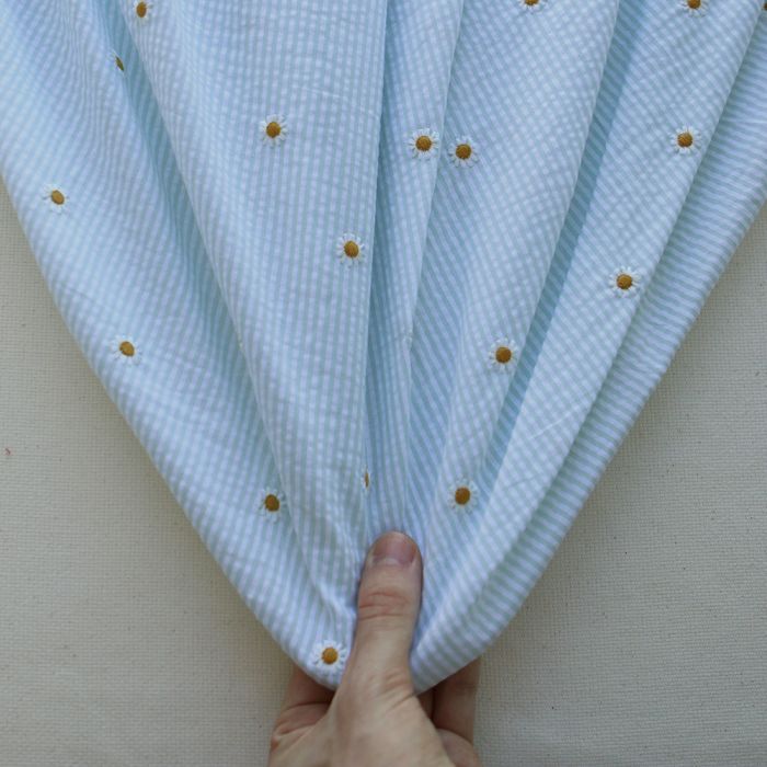 Seersucker / Coton gaufré rayé blanc et vert d'eau broderie marguerite