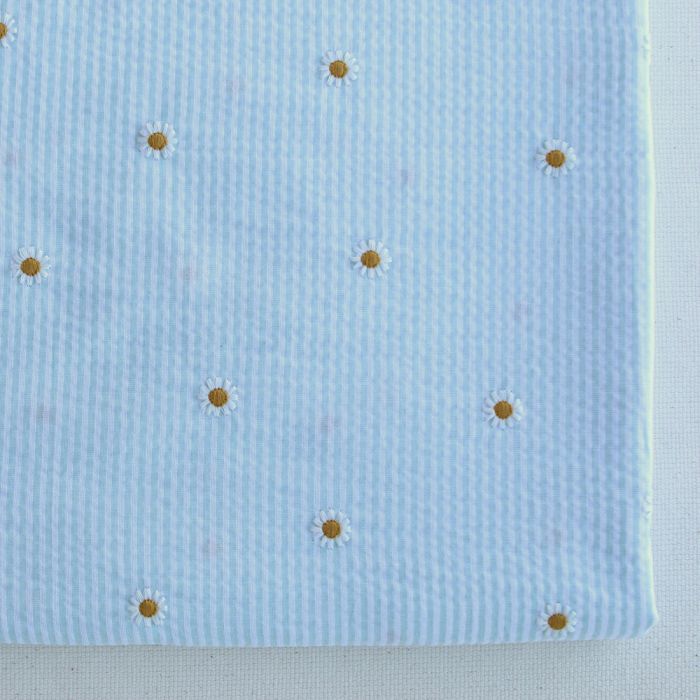 Seersucker / Coton gaufré rayé blanc et vert d'eau broderie marguerite