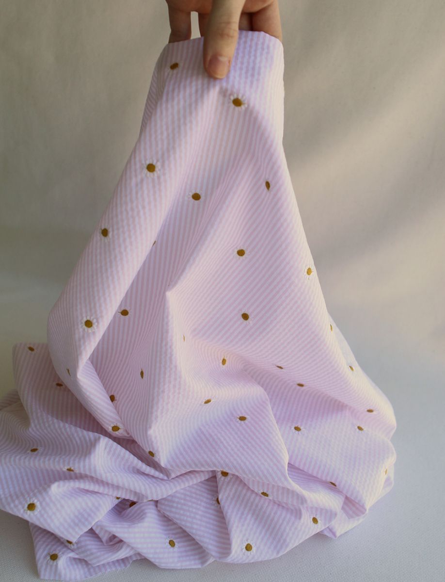 Seersucker / Coton gaufré rayé blanc et rose doux broderie marguerite