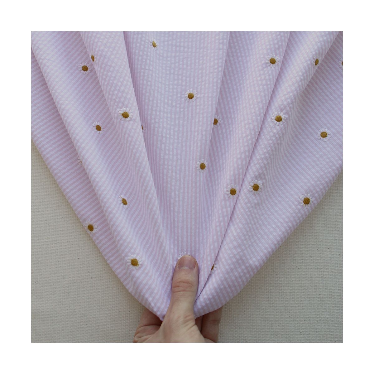 Seersucker / Coton gaufré rayé blanc et rose doux broderie marguerite