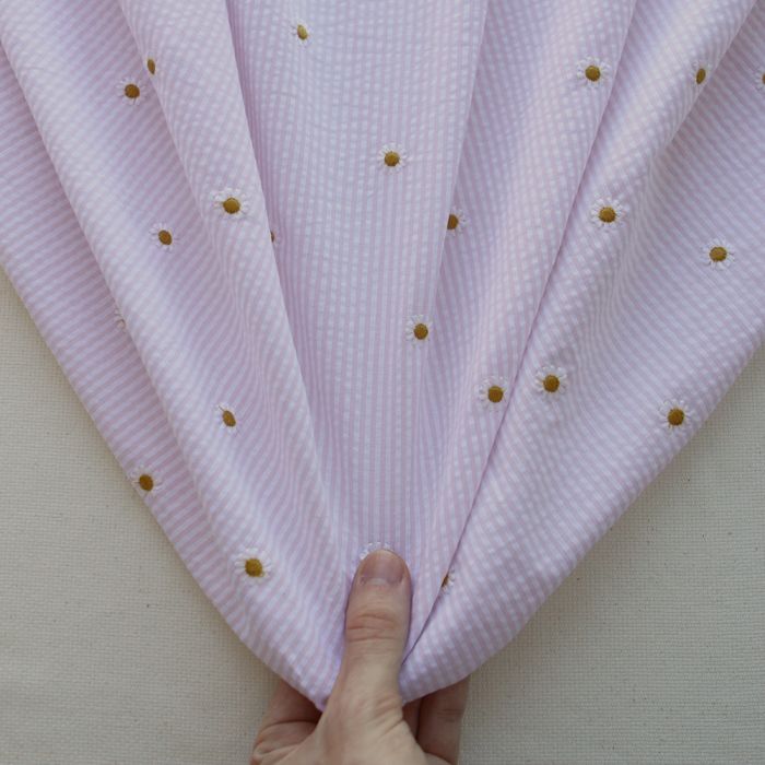 Seersucker / Coton gaufré rayé blanc et rose doux broderie marguerite