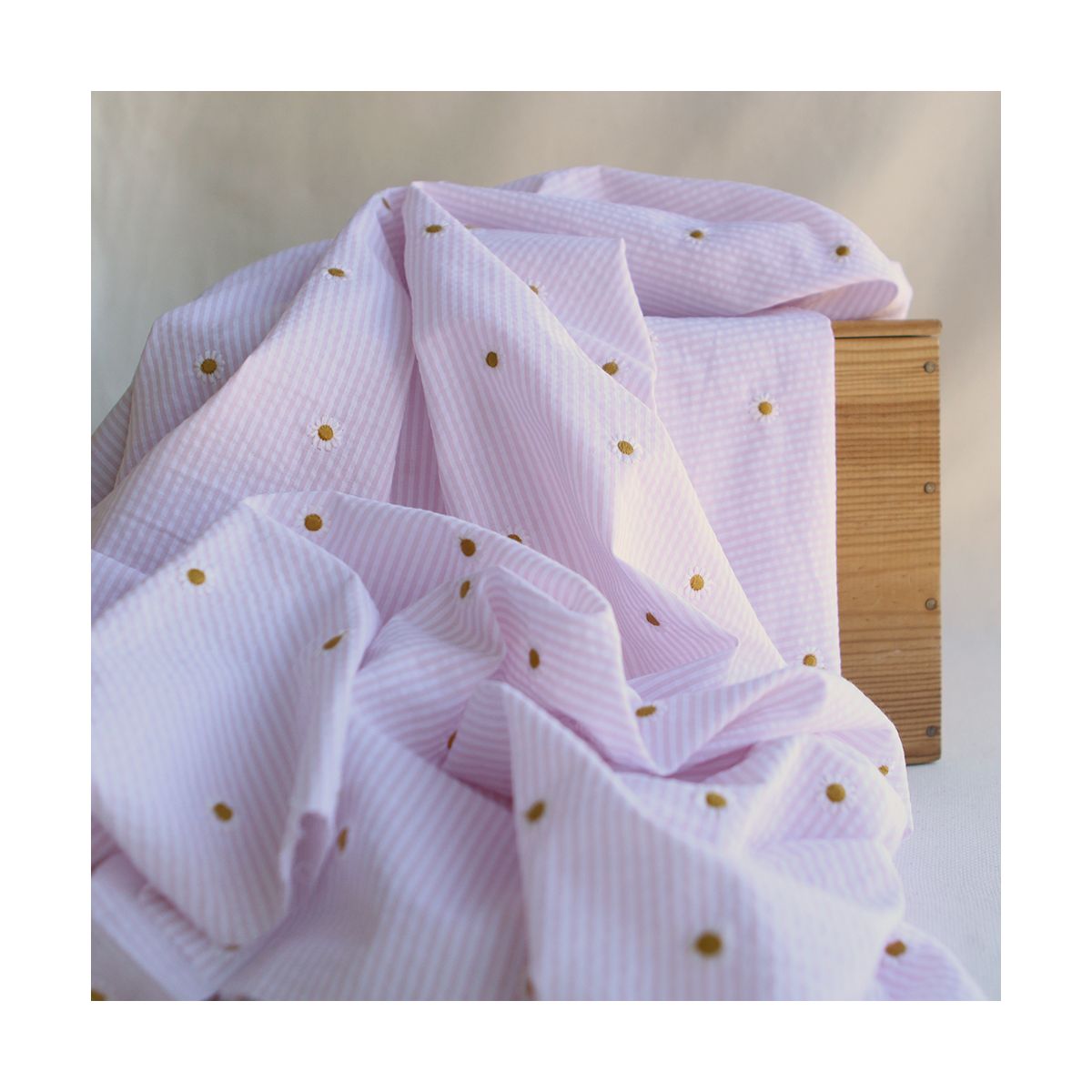 Seersucker / Coton gaufré rayé blanc et rose doux broderie marguerite