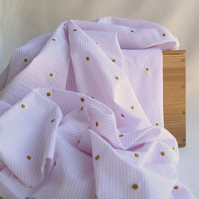 Seersucker / Coton gaufré rayé blanc et rose doux broderie marguerite