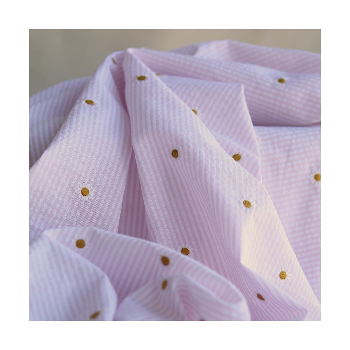 Seersucker / Coton gaufré rayé blanc et rose doux broderie marguerite