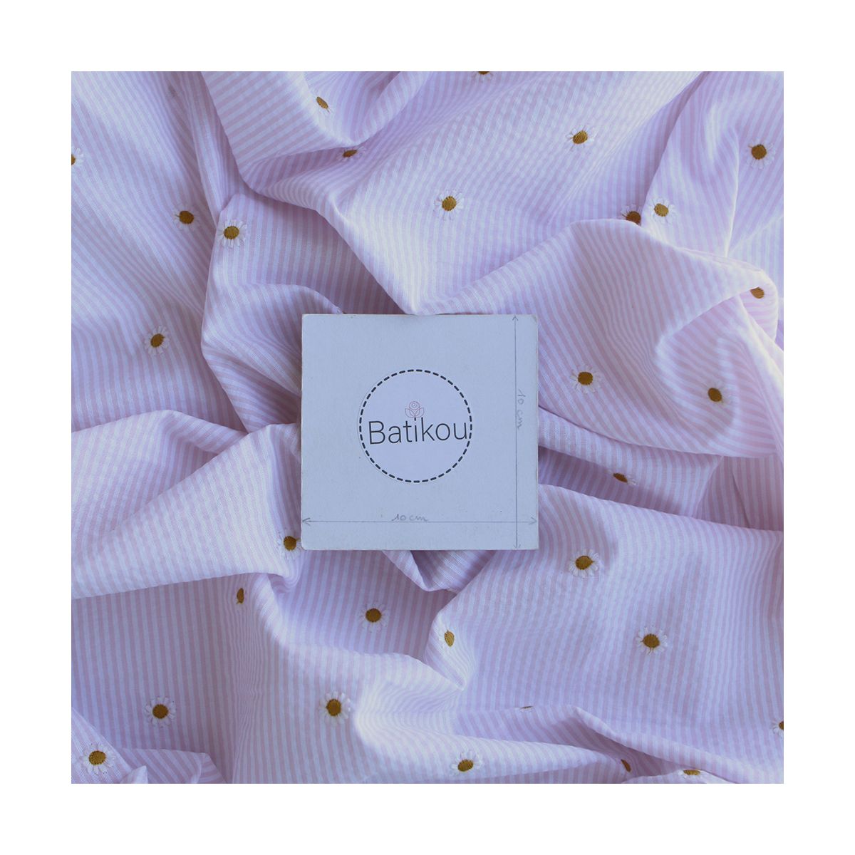 Seersucker / Coton gaufré rayé blanc et rose doux broderie marguerite