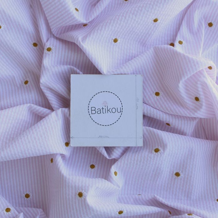 Seersucker / Coton gaufré rayé blanc et rose doux broderie marguerite