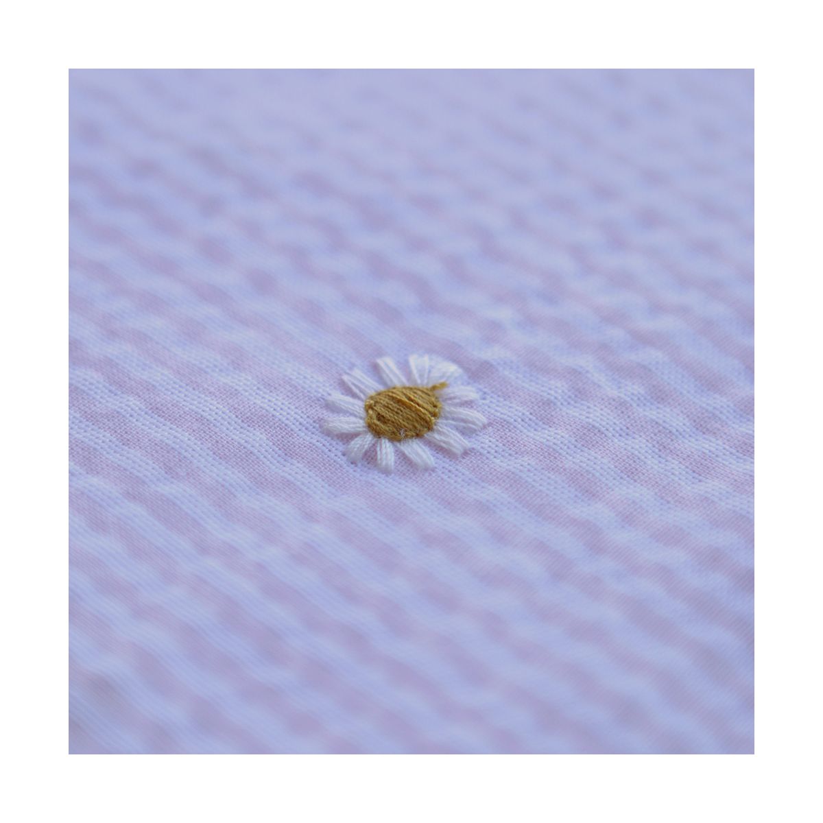 Seersucker / Coton gaufré rayé blanc et rose doux broderie marguerite