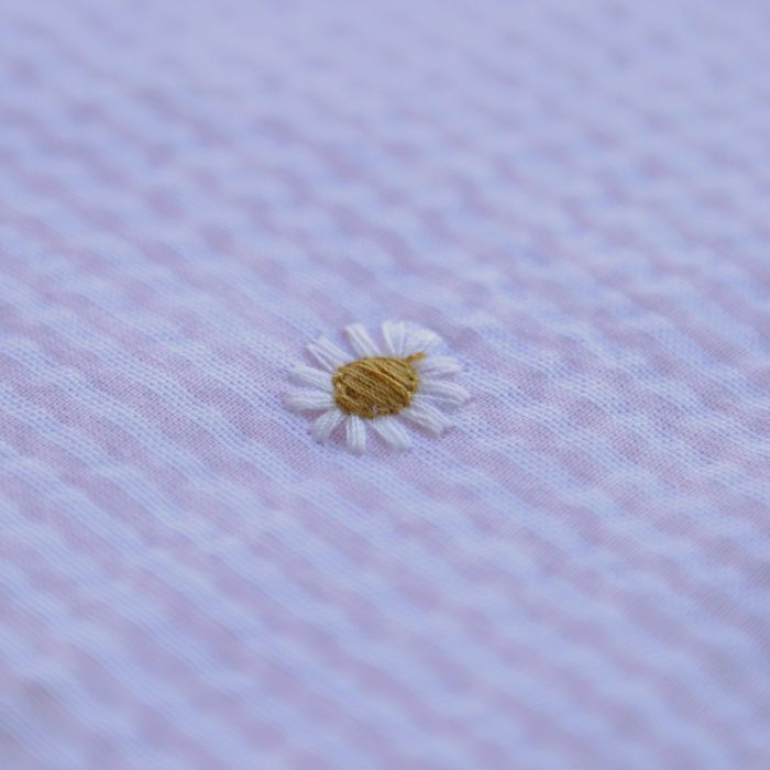 Seersucker / Coton gaufré rayé blanc et rose doux broderie marguerite