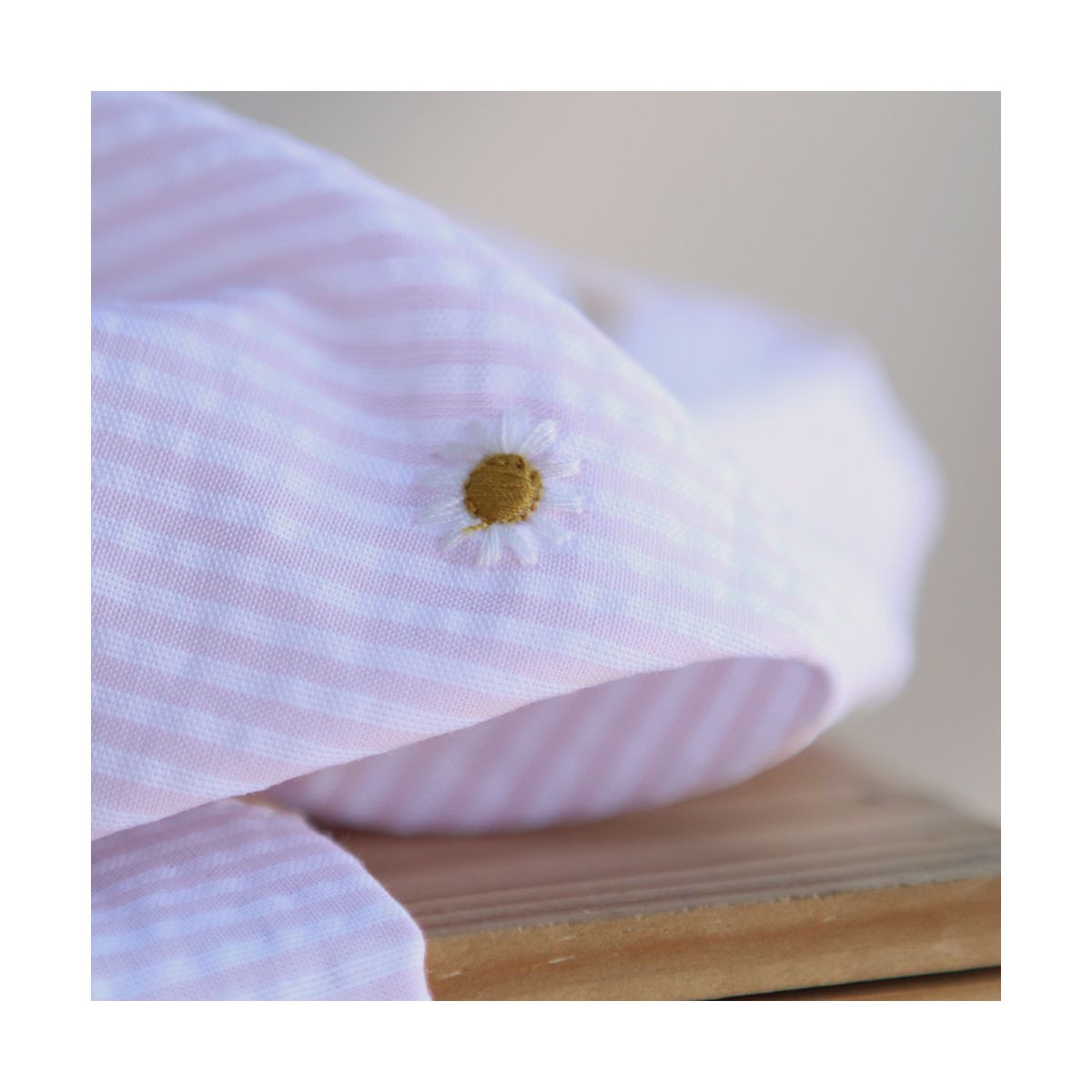 Seersucker / Coton gaufré rayé blanc et rose doux broderie marguerite