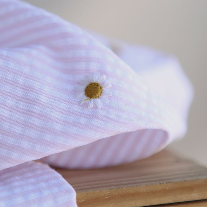 Seersucker / Coton gaufré rayé blanc et rose doux broderie marguerite