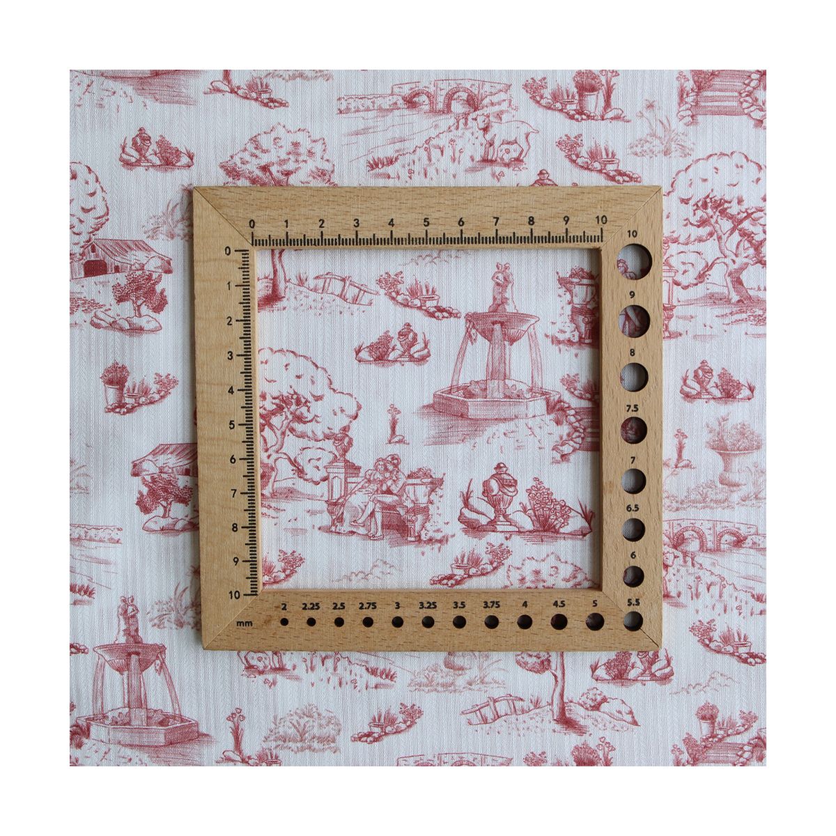Eleonore - Tissu coton texturé imprimé toile de Jouy coloris lie de vin
