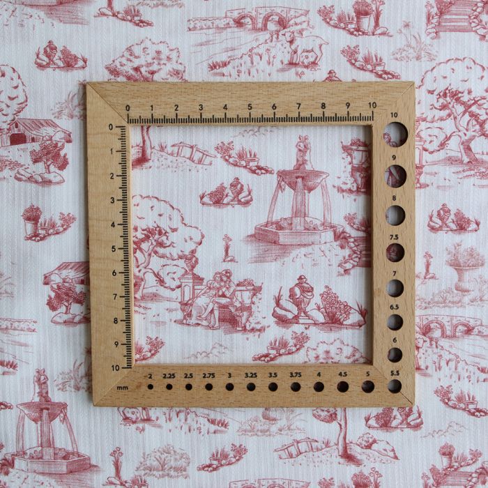 Eleonore - Tissu coton texturé imprimé toile de Jouy coloris lie de vin