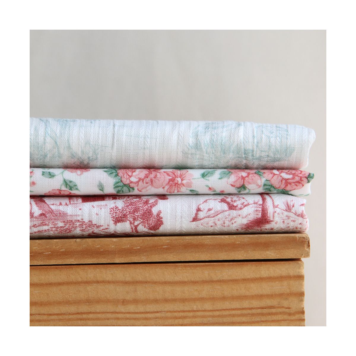 Eleonore - Tissu coton texturé imprimé toile de Jouy coloris lie de vin
