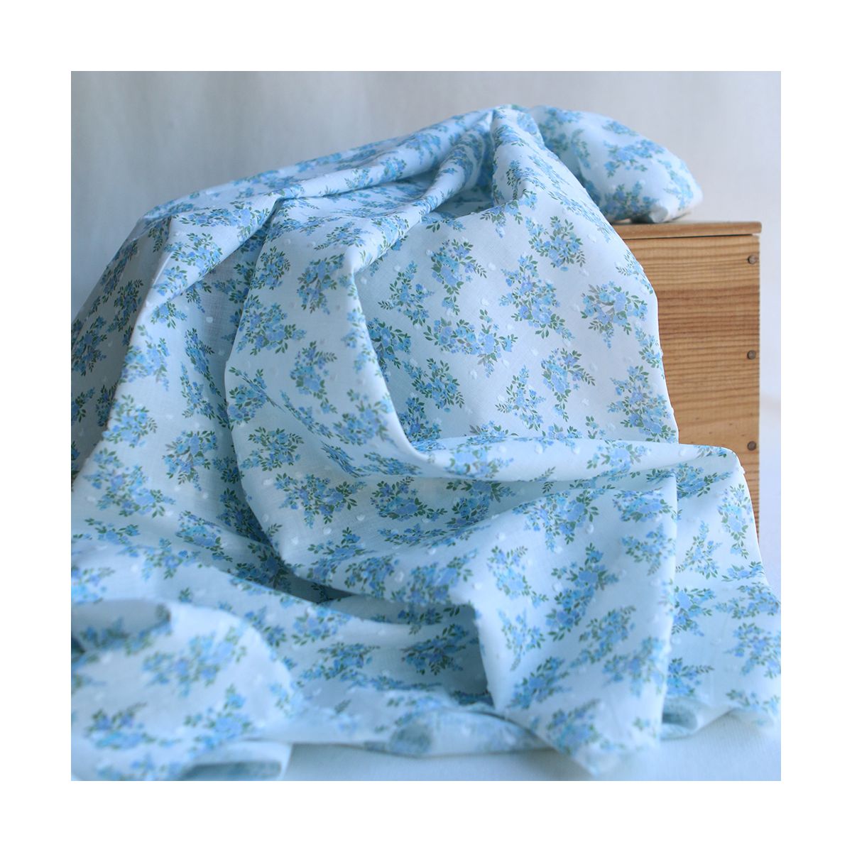 Plumetis de coton BIO petit motif fleuri bleu turquoise