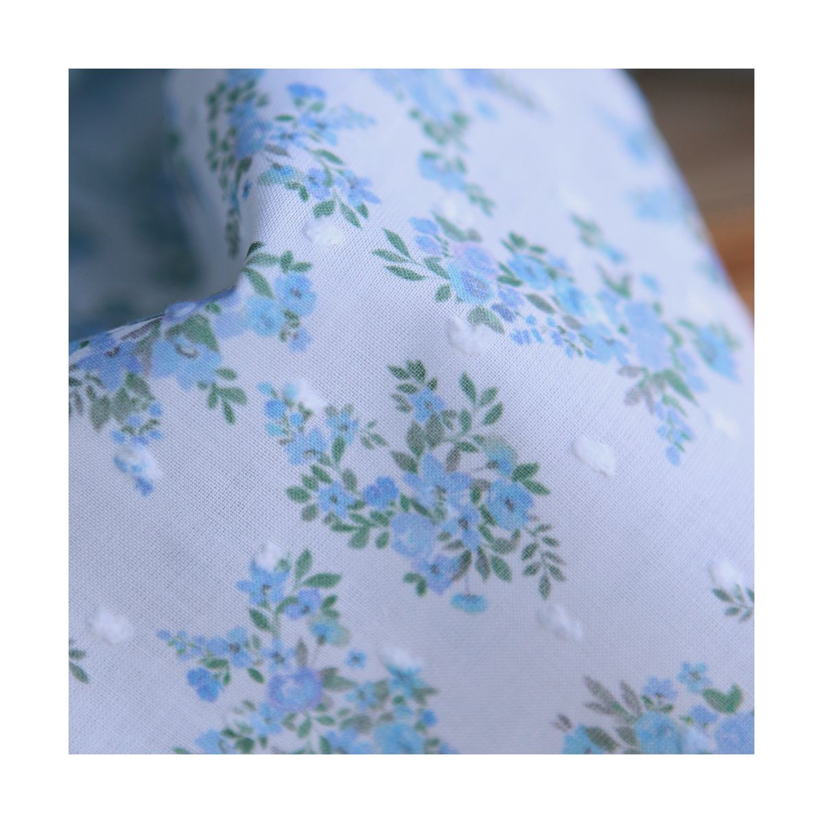 Plumetis de coton BIO petit motif fleuri bleu turquoise
