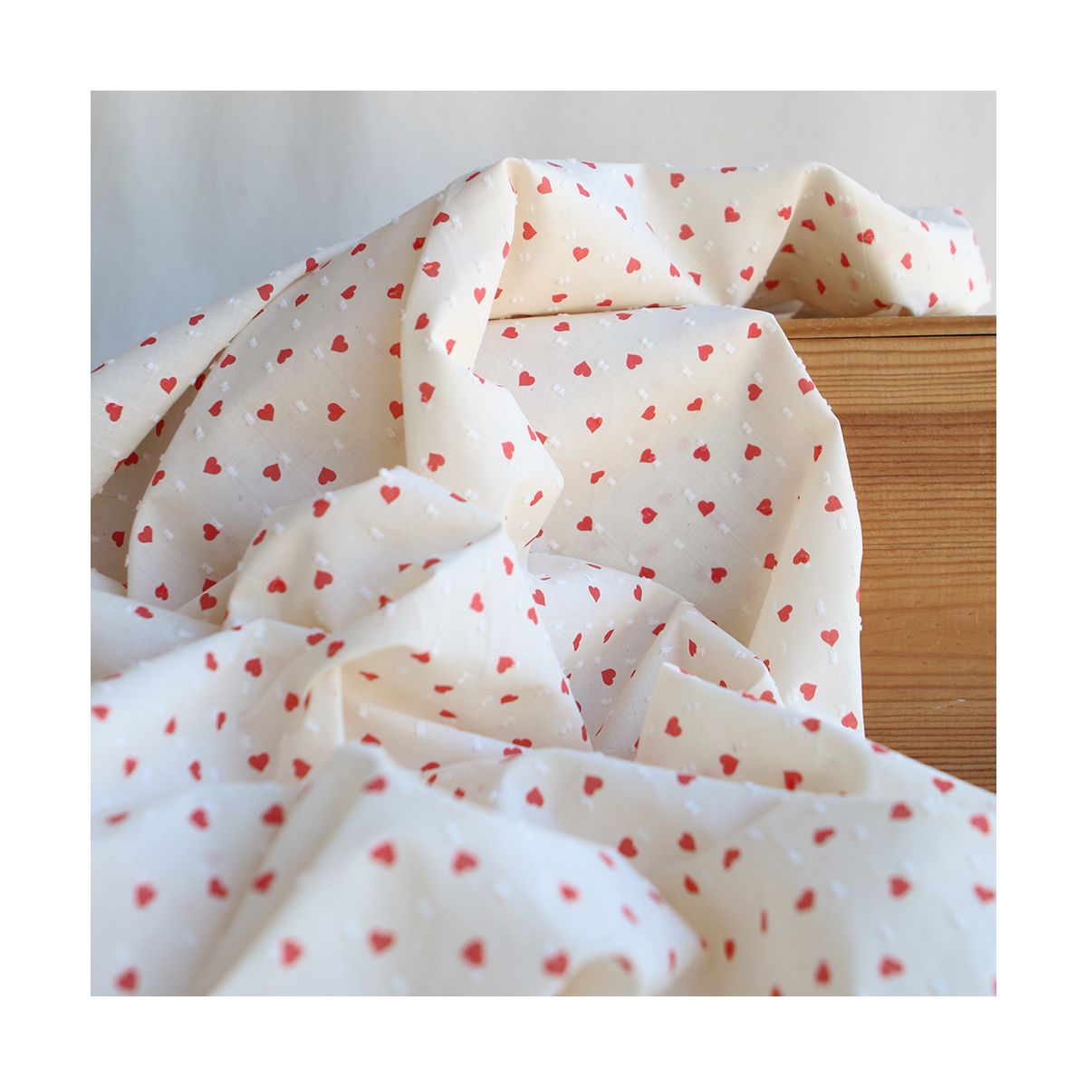 Plumetis de coton BIO fond écru mini coeurs rouges